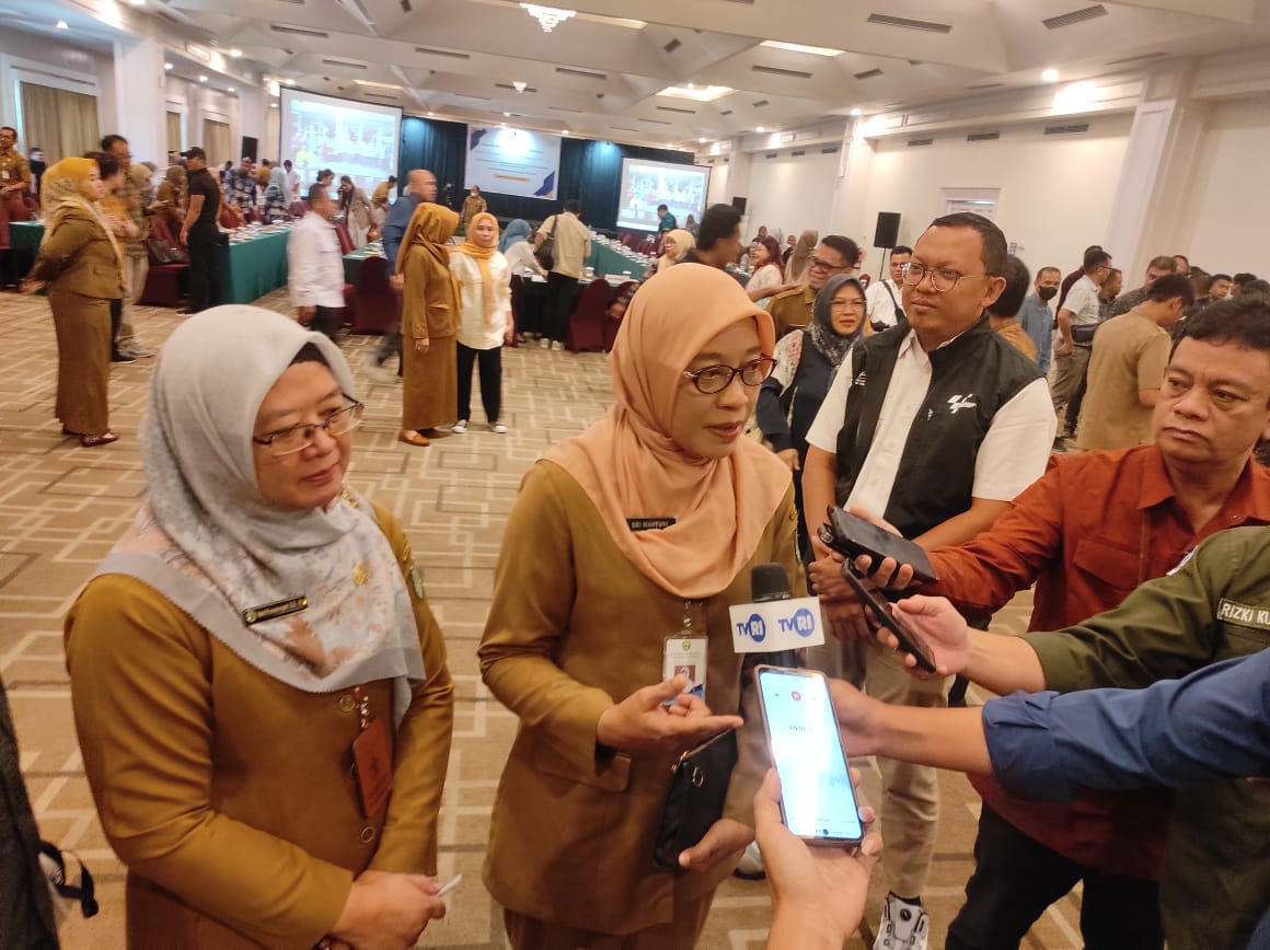 Sekprov Kaltim Sri Wahyuni bersama Kepala Disperindagkop-UKM Kaltim Heni Purwaningsih memberikan apresiasi terhadap penyelenggaraan Forum Perlindungan Konsumen dan Tertib Niaga, Selasa (29/10).