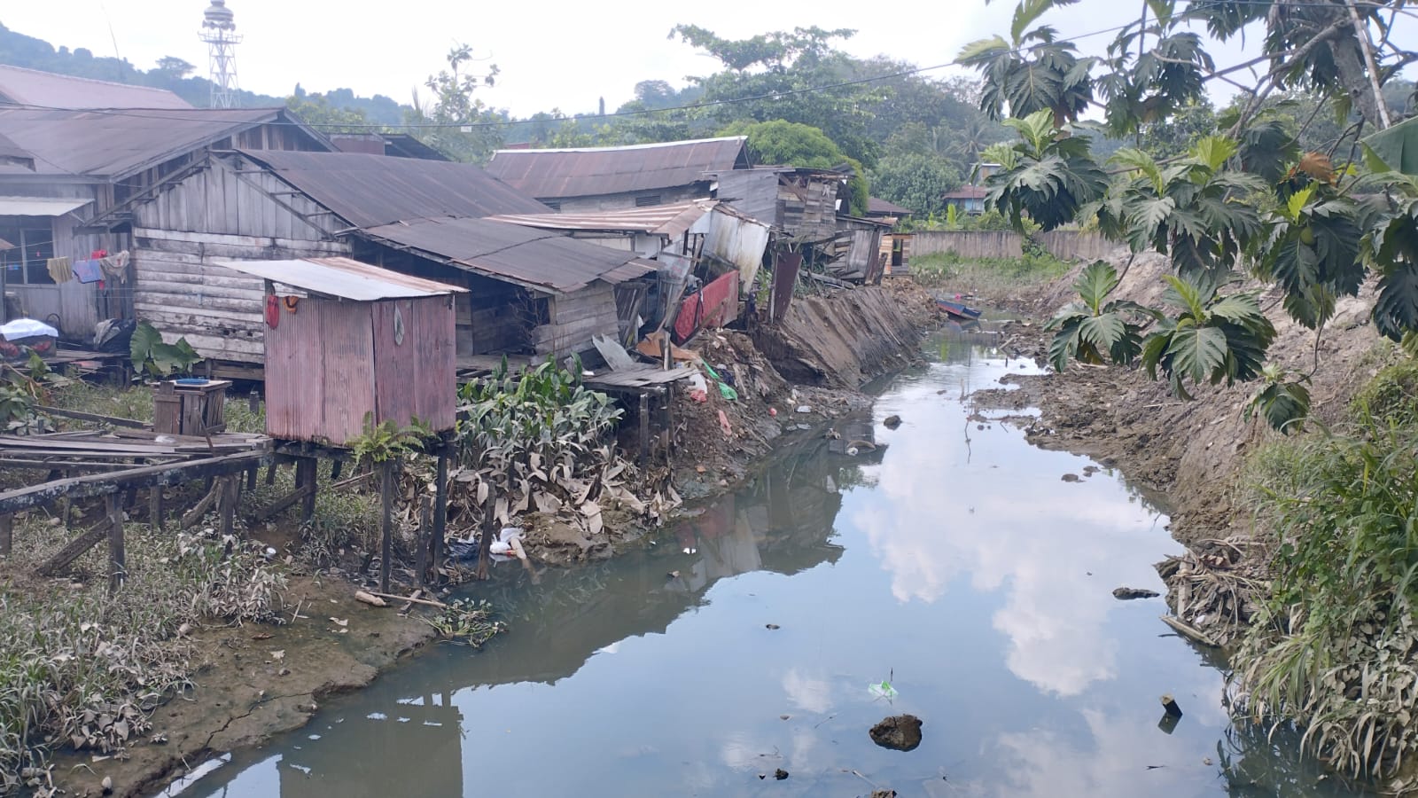 TANGANI SEMENTARA: Kondisi hilir sungai Loa Bakung, Kecamatan Sungai Kunjang setelah dikeruk tim UPTD Pemeliharaan Saluran Drainase dan Irigasi DPUPR Samarinda, Senin (28/10). (FOTO: DENNY SAPUTRA)