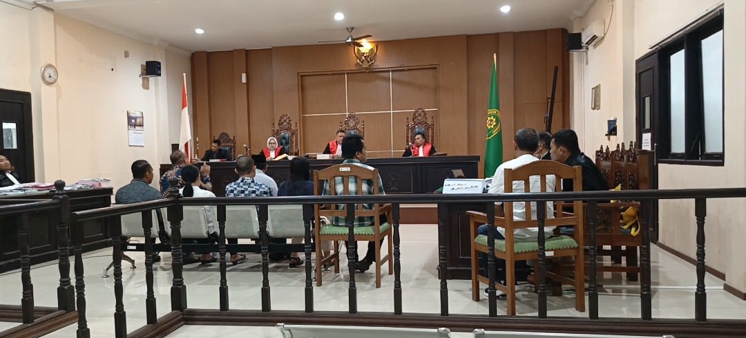 KONFRONTIR: Sejumlah saksi-saksi penting dipertemukan pada persidangan pemeriksaan saksi dalam sidang dugaan korupsi KWH listrik. (FOTO: SUNARDI/KP)