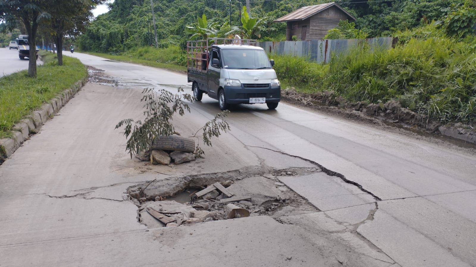 PENTING: Salah satu titik kerusakan Jalan Nusyirwan Ismail kecamatan Samarinda Ulu yang perlu perbaikan segera, Selasa (29/10). (FOTO: DENNY SAPUTRA)