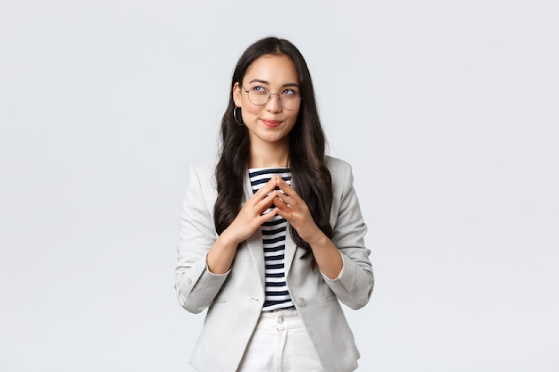 Banyak pria beranggapan perempuan berkacamata adalah perempuan yang pintar atau cerdas. (Freepik-AI Generated)