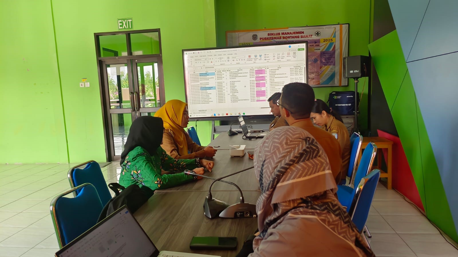 KOORDINASI : Staf kelurahan melakukan upaya untuk penanganan stunting di wilayahnya dengan rencana penyaluran makanan tambahan dari program stimulan.