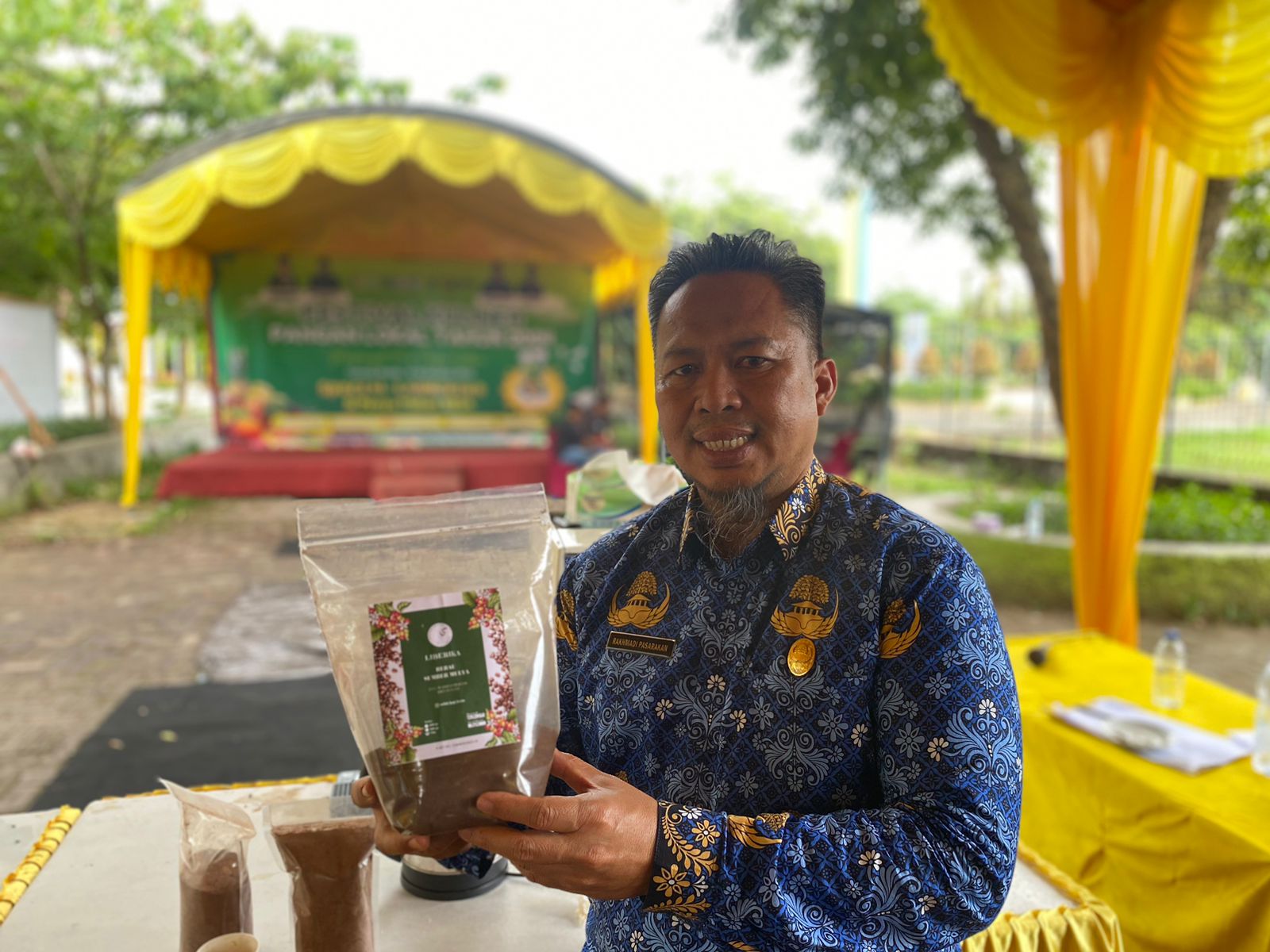KHAS: Kepala Dinas Pangan Berau, Rakhmadi Pasarakan, saat memamerkan kopi liberika asal Kampung Suka Mulya, Talisayan, yang kini mulai diminati.