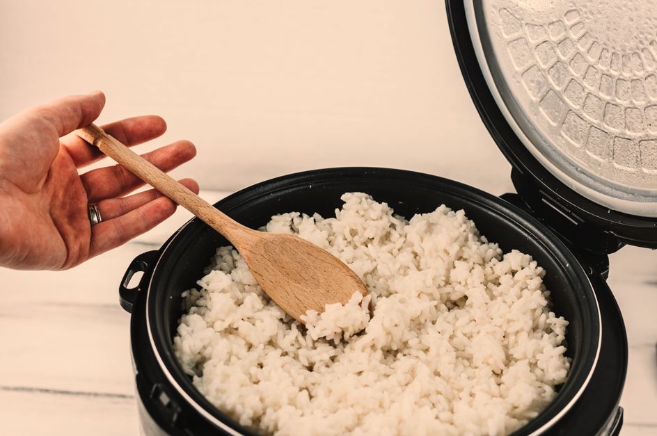 Setelah dipakai memasak masakan tertentu, rice cooker harus dibersihkan agar tak ada bau tertinggal.