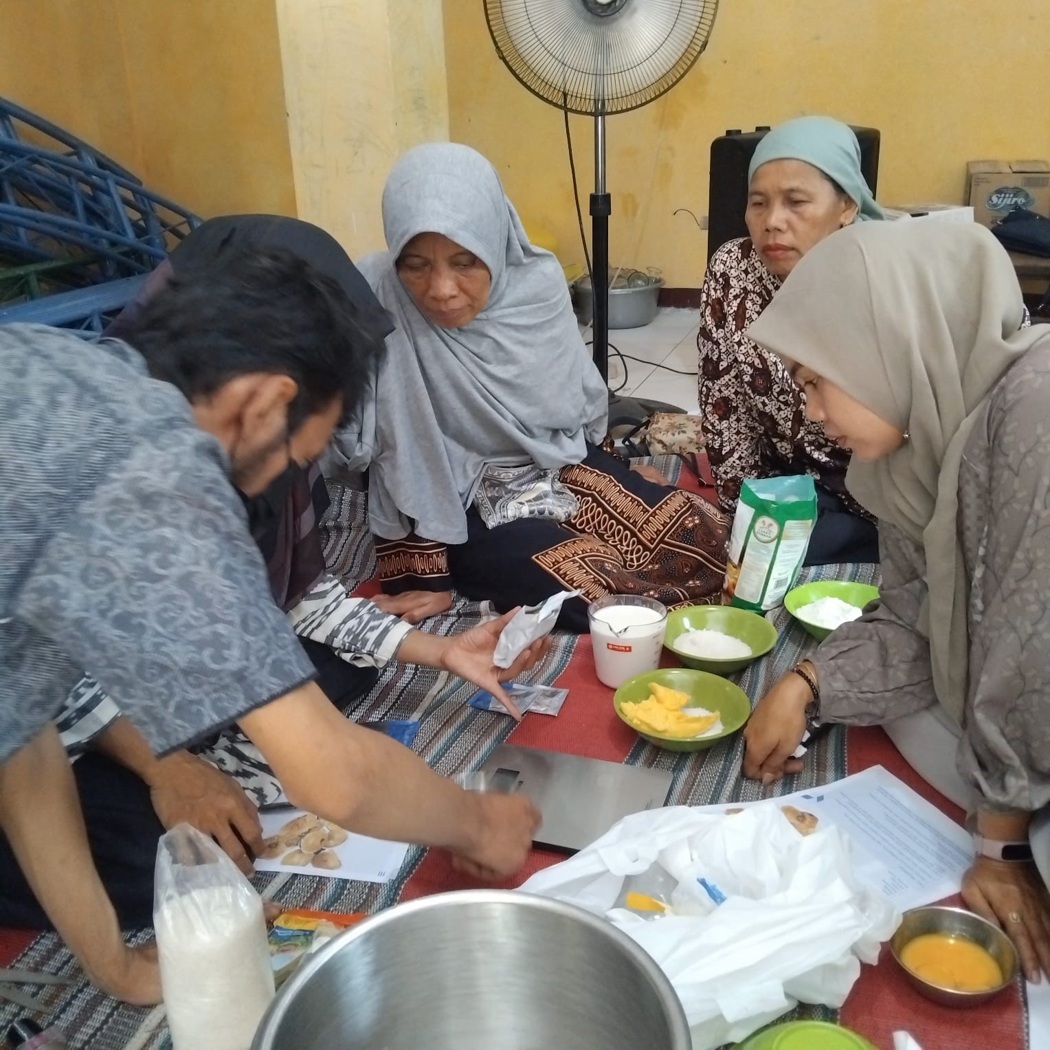 DENGAR ARAHAN : Peserta pelatihan pembuatan kue di RT 40 Kelurahan Belimbing sedang menyimak penjelasan dari narasumber.  FOTO: ADIEL KUNDHARA/KP
