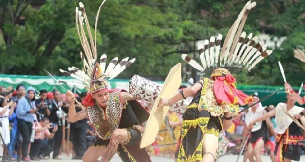 LESTARIKAN BUDAYA : Penari khas suku Dayak saat menari pada festival dahau Kutai Barat.