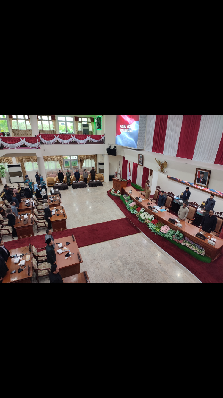 BERI PANDANGAN: Empat fraksi di DPRD Paser memberikan pandangan terhadap raperda APBD Paser 2025 melalui rapat paripurna, Selasa (29/10/2024).
