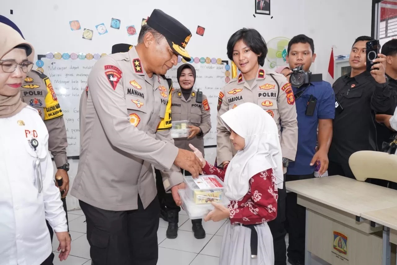KESEHATAN ANAK : Kapolda Kaltim Irjen Pol Nanang Avianto membagikan makanan sehat dan bergizi pada murid-murid di SDN 034 Balikpapan Utara. (foto:ist)