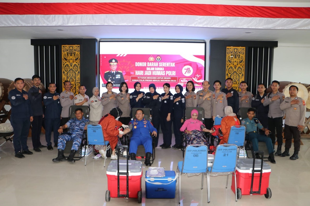 KEMANUSIAAN : HUT Humas Polri digelar giat sosial donor darah seluruh polda dan polres. Polda Kaltim mengumpulkan 471 darah yang siap didonorkan.  (foto:ist)