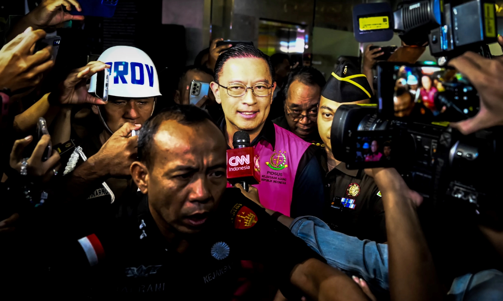 Tom Lembong tersangka korupsi impor gula saat digiring ke mobil tahanan di Gedung Kejaksaan Agung, Selasa (29/10/2024).