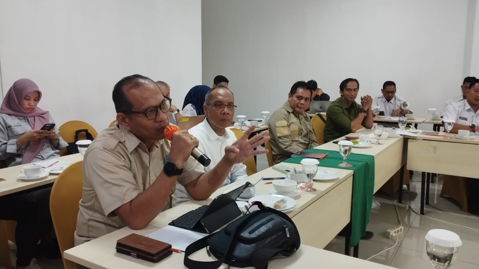 Tiopan Henry Gultom  menyampaikan pendapat dalam FGD Peningkatan Kualitas Angkutan Umum Massal Berbasis Jalan di Provinsi Kaltim, garapan Dishub Kaltim, yang diadakan di Harris Hotel Samarinda.