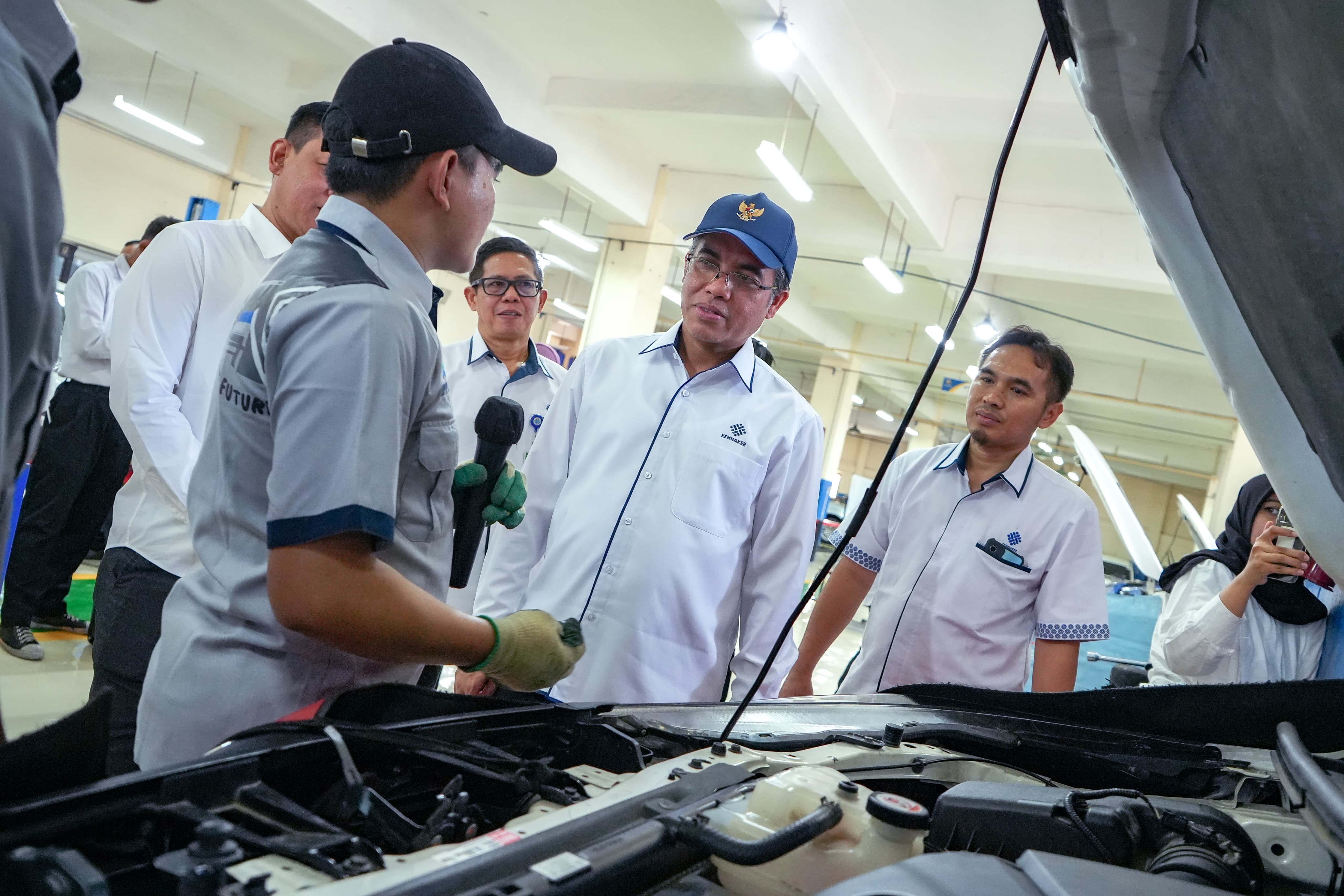 Menteri Ketenagakerjaan Yassierli (tengah) berharap ada sistem manajemen risiko yang baik di setiap perusahaan untuk menghindari kondisi fatal yang berujung  PHK massal.