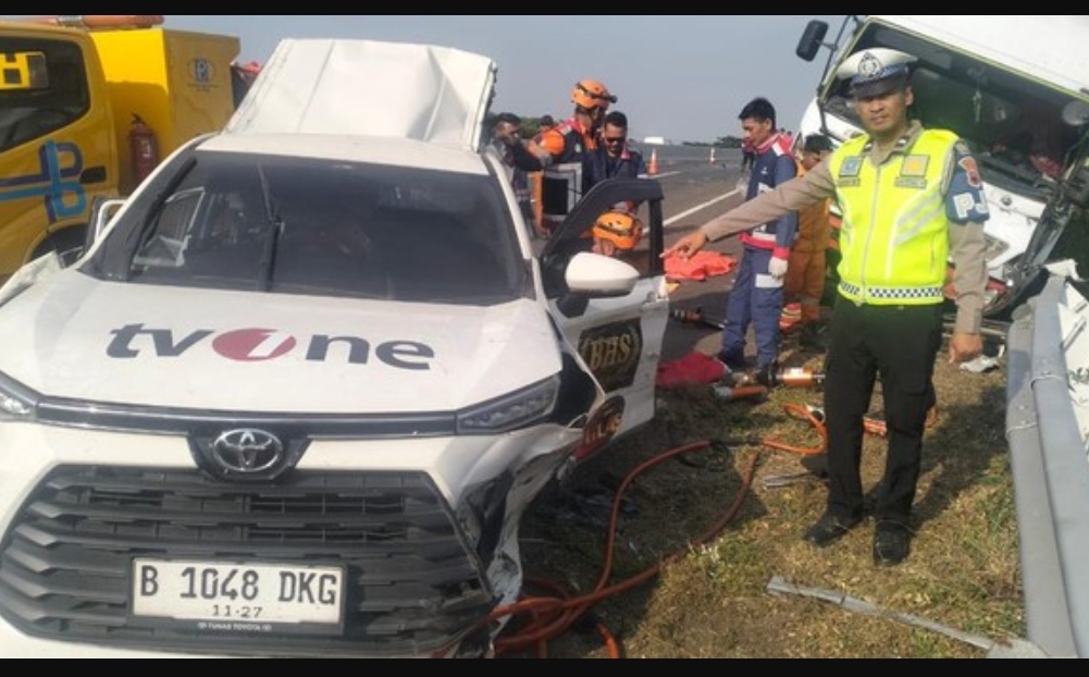 TIGA TEWAS: Mobil Toyota Innova yang ditumpangi lima karyawan Tv One hancur di bagian belakang setelah dihajar truk box. (FOTO: IST)