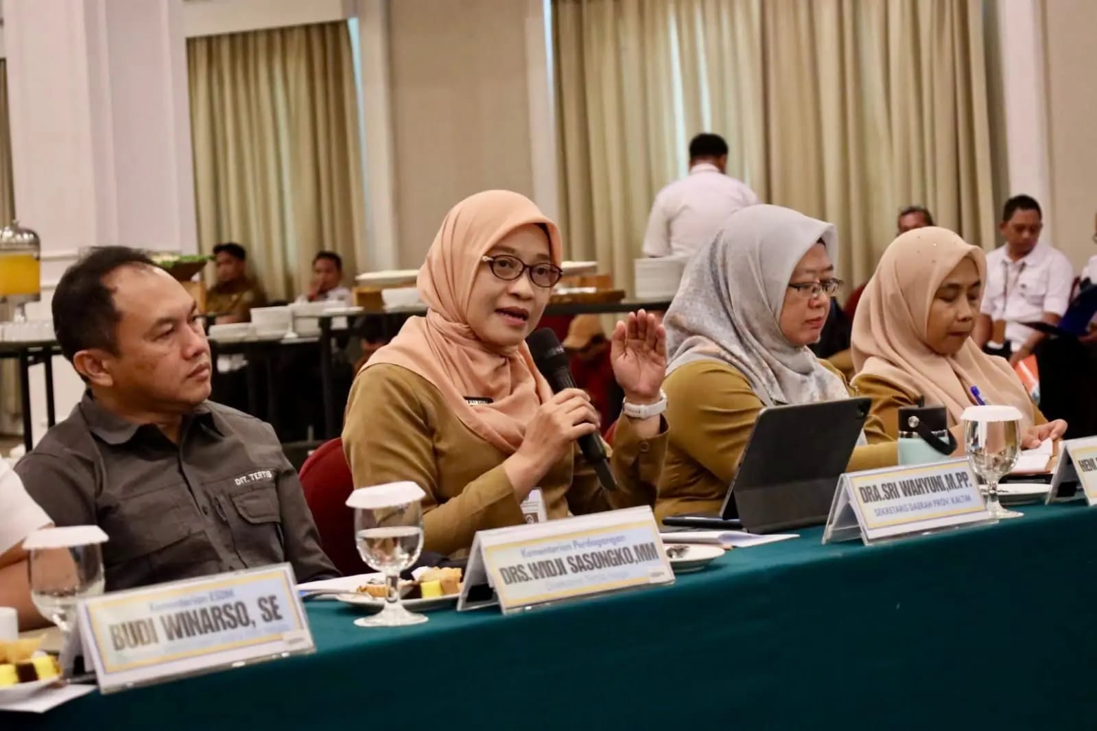 MENGHADIRI: Sekprov Kaltim Sri Wahyuni (kedua kiri) mengikuti Forum Perlindungan Konsumen dan Tertib Niaga di di Grand Jatra Hotel Balikpapan, Selasa (29/10).