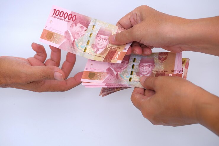 Hingga saat ini Dewan Pengupahan Nasional  masih pecah suara soal UMP 2025. Terutama, dari unsur pengusaha dan pekerja. (www.freepik.com)