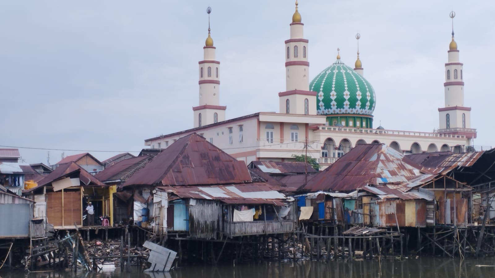 BONGKAR PERLAHAN: Beberapa bangunan di bantaran Sungai Karang Mumus, kelurahan Pelita Kecamatan Samarinda Ilir mulai dibongkar pemiliknya. (FOTO: DENNY SAPUTRA)