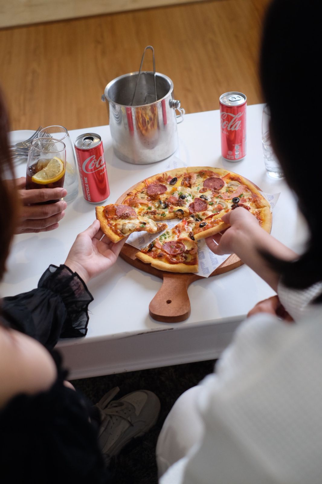 KREASIKAN TOPPING: Tamu Hotel Platinum Balikpapan bisa memesan pizza dengan mengkreasikan topping sesuai selera. Bagi yang menginap akan mendapatkan pizza gratis.
