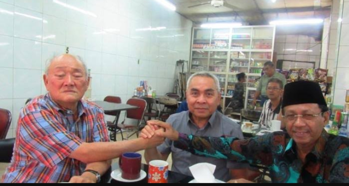 Isran Noor (tengah) dan pengusaha Jos Soetomo juga termasuk pelanggan setia Warung Kopi Taufik. (FOTO: IST)