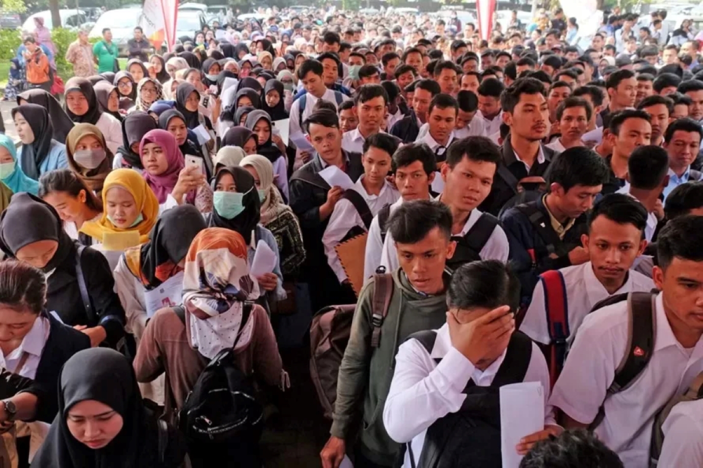 Foto ilustrasi. Ribuan pencari kerja antre mengular hingga keluar saat Job Fair 2019 di Grand Mangku Putra, Kecamatan Cibeber, Kota Cilegon, Rabu (26/6/2019).