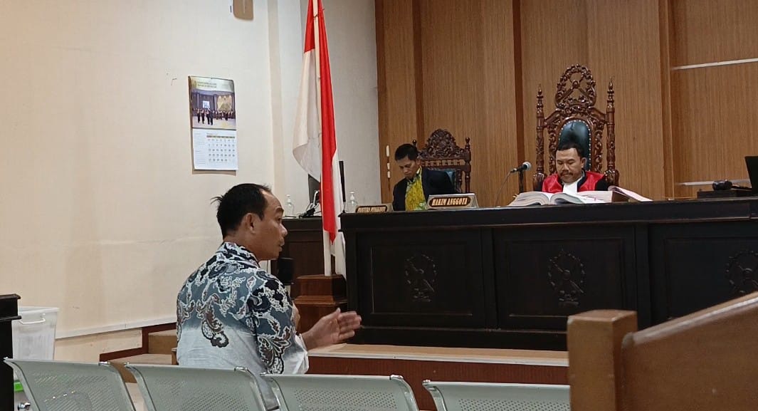 BERI KETERANGAN: Saksi Noratim saat dimintai keterangan di persidangan dugaan tipikor KWH listrik.