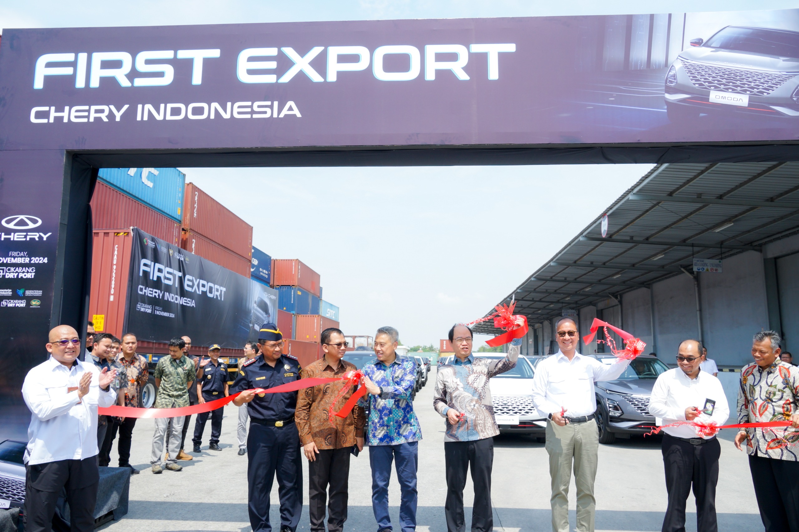 EKSPOR: Menteri Perindustrian Agus Gumiwang Kartasasmita melakukan ekspor pertama mobil setir kiri oleh PT Chery Indonesia di Cikarang, Jumat (1/11).