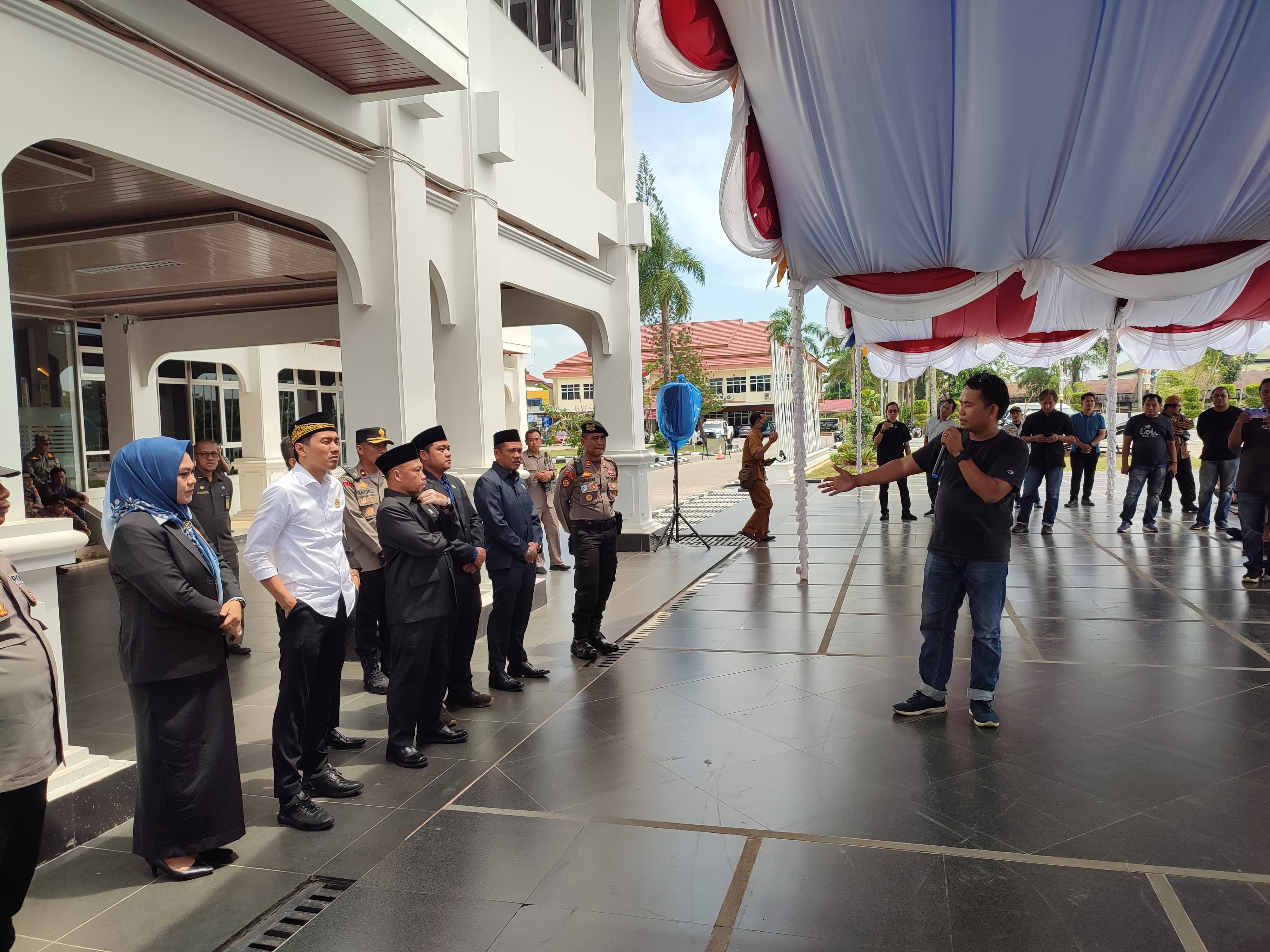 RESPONS WARGA: Demo di kantor Pemkab Paser imbas aktivitas hauling batu bara yang memakan korban jiwa.