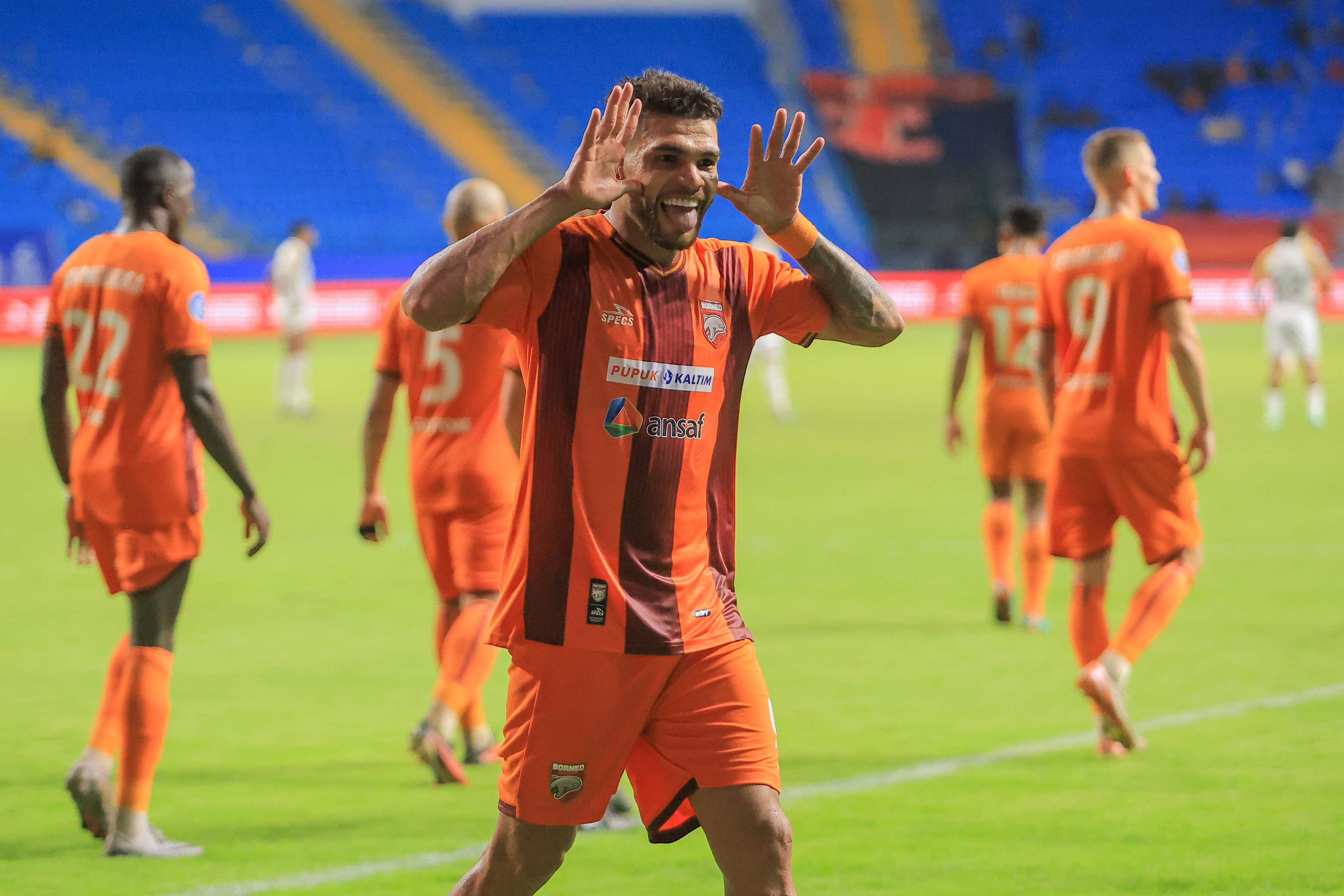 SATU GOL BERHAGRA: Berguinho melakukan selebrasi usai mencetak gol ke gawang Dewa United.
