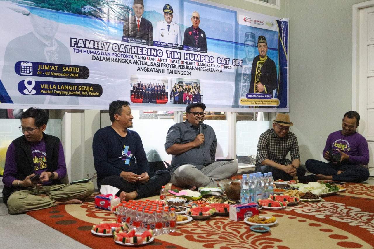 PENGARAHAN: Zainal Arifin memberikan arahan dalam kegiatan family gathering yang diinisiasi keluarga besar Humas dan Protokol Setkab PPU yang dihelat di Villa Langit Senja, Pantai Tanjung Jumlai.&nbsp;