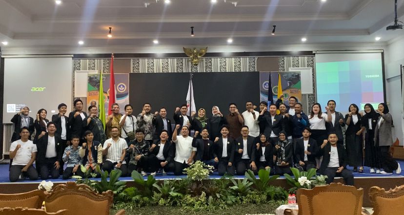 KOMPAK: Di akhir kegiatan malam puncak munas dan dies natalis, para pengurus IKA Fakultas Kedokteran dilantik.