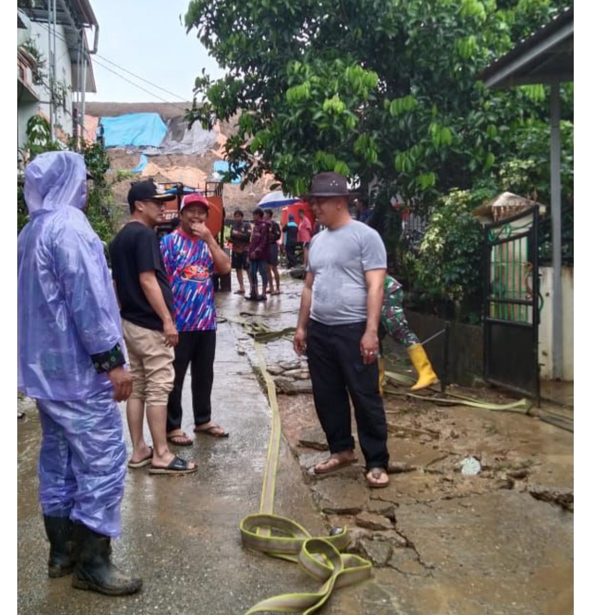 MUSIBAH: Saipul Anuar (kedua kiri) berbincang dengan warga untuk persiapan gotong royong pembersihan rumah warga terdampak banjir lumpur di Jalan M Said Gang 6 RT 26, Minggu (3/11). (FOTO: IST)