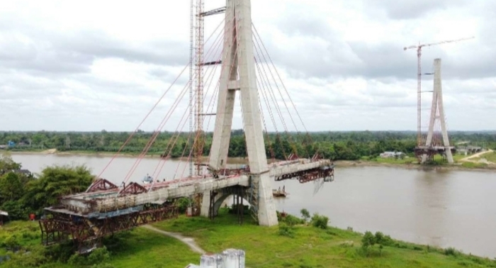 MANGKRAK:  Menara Kembar Jembatan ATJ di Melak, Kutai Barat.