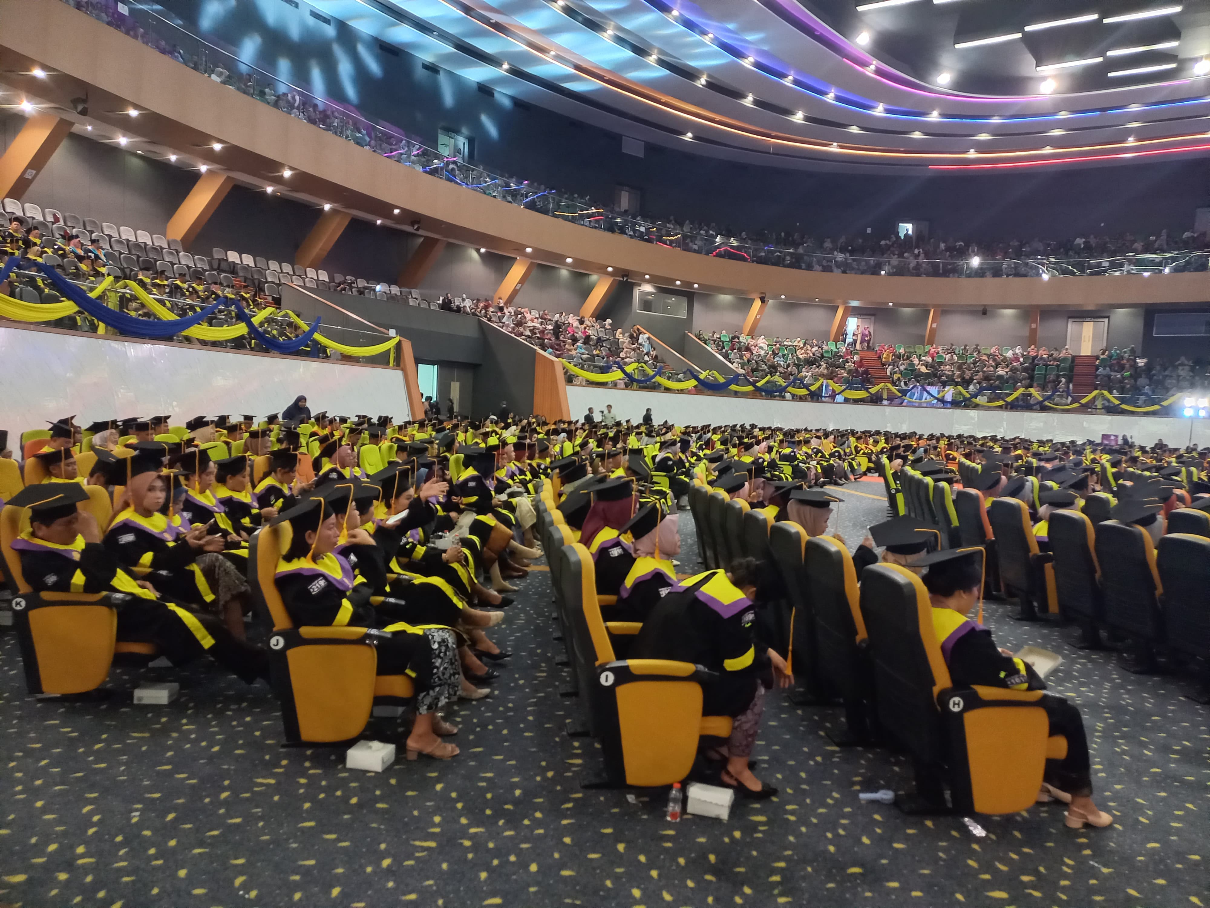 WISUDA: Universitas Terbuka mewisuda sebanyak 1.218 mahasiswa, terdiri dari pascasarjana, sarjana, dan diploma, Minggu (3/10). (FOTO/EKO)