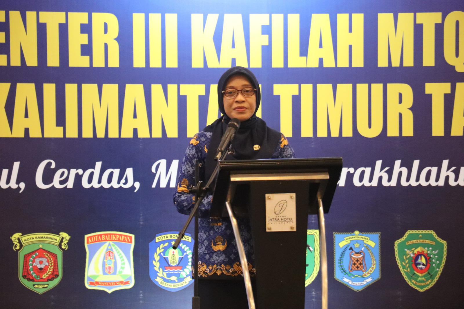 LEPAS KAFILAH: Sekprov Sri Wahyuni meminta Kafilah Kaltim menjaga semangat dan mental selama kompetisi.