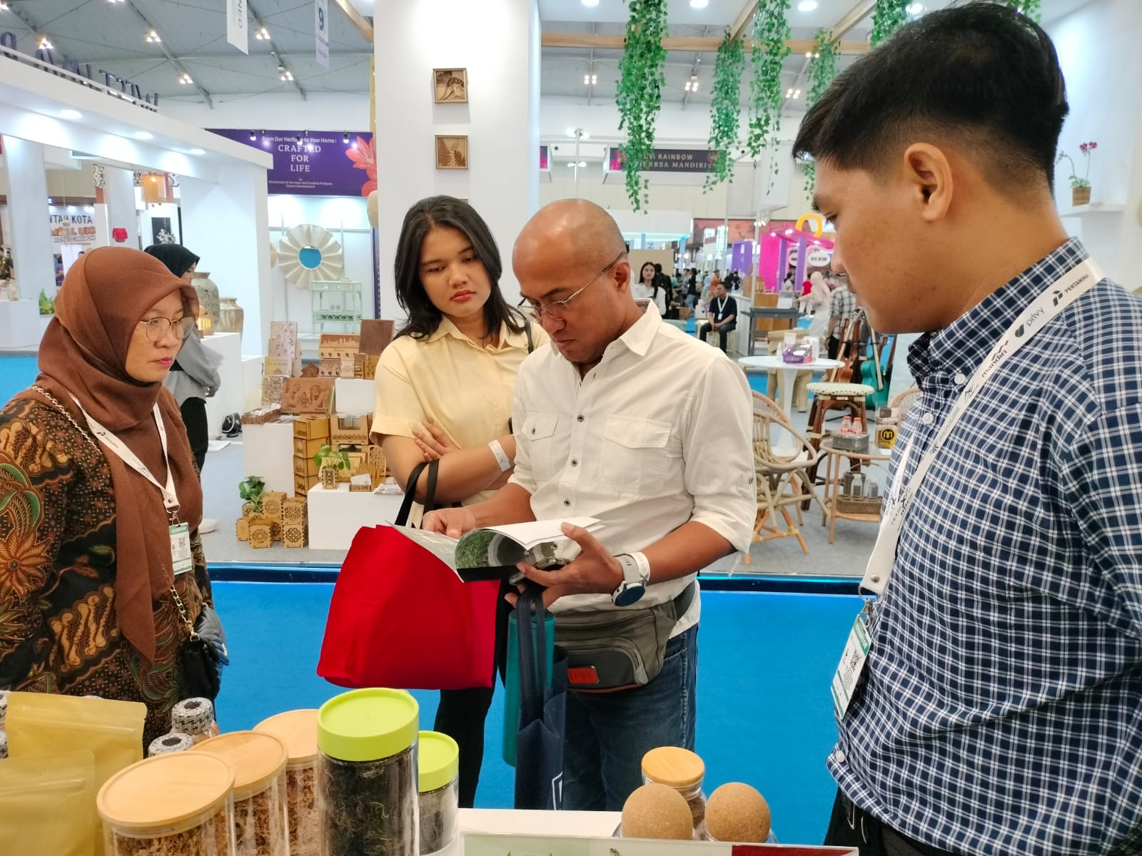 PERDANA: Pada gelaran Trade Expo Indonesia (TEI) Oktober lalu, pertama kalinya Excel terlibat sebagai peserta. Menjalin banyak relasi dan koneksi untuk potensi pasar ke depan.