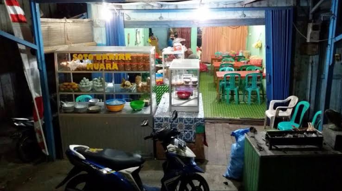 JADI PILIHAN: Soto Banjar Muara buka hingga dini hari, menjadi pilihan warga Samarinda yang ingin bersantai bersama keluarga, relasi hingga teman. (FOTO: IST)