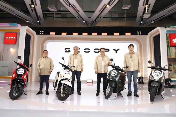 GENERASI TERBARU: President Director AHM Susumu Mitsuishi (dua kiri) bersama jajarannya memperkenalkan New Honda Scoopy di AHM Safety Riding & Training Center, Deltamas, Selasa (5/11).
