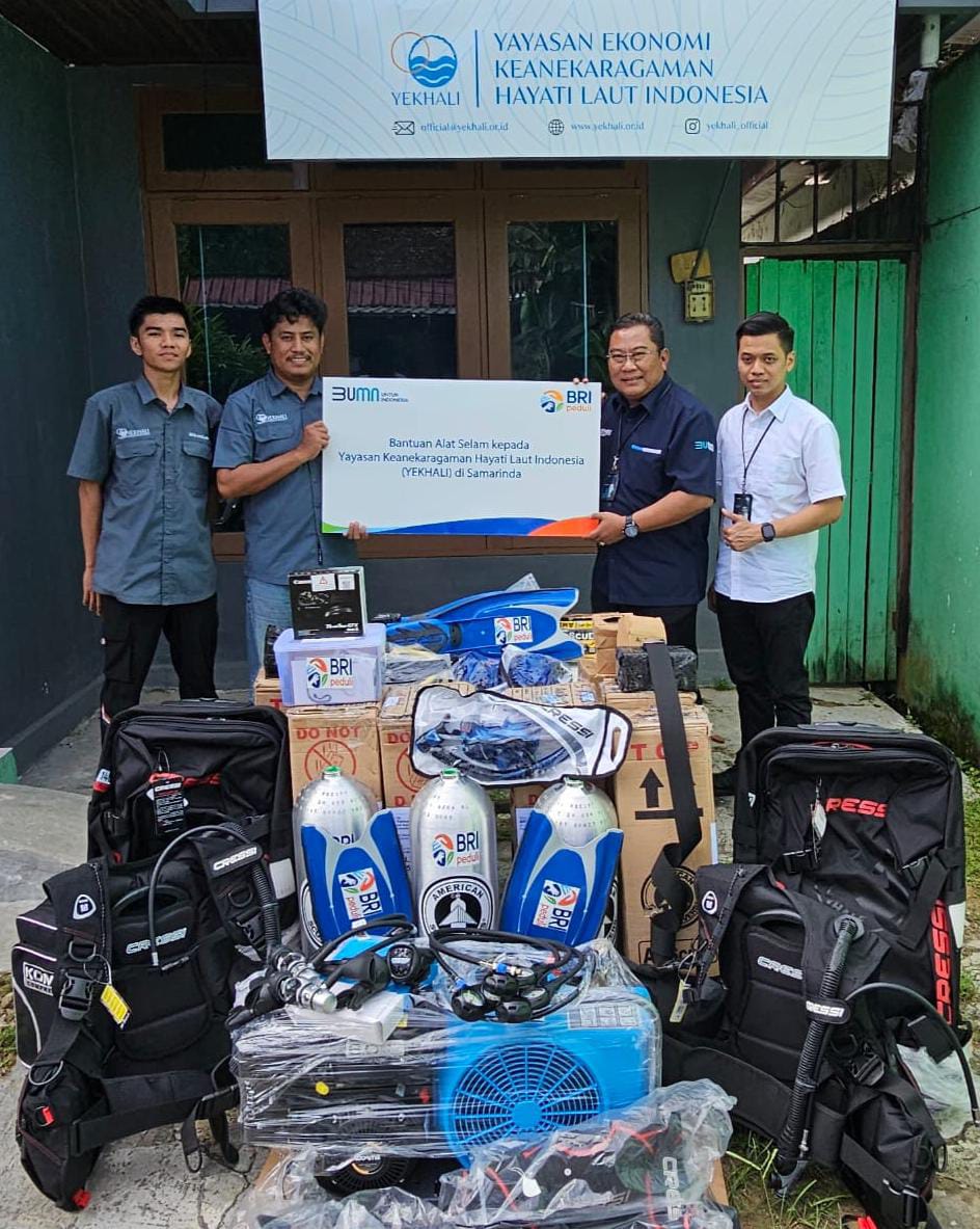 KONTRIBUSI NYATA: Pinca BRI Gajah Mada Samarinda Budhy Triadi (kedua kanan) menyerahkan secara simbolis kepada Direktur Eksekutif Auliasyah (dua kiri) saat menerima program CSR bantuan alat selam.