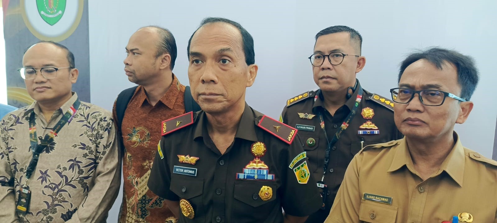 RIKIP/KP  BANGUN KESADARAN HUKUM : Wakil Kepala Kejati Kaltim Victor Antonius Saragih Sidabutar (tengah) saat memberikan keterangan pers di Swissbell Hotel Balikpapan, Selasa (5/11).