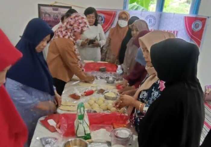 ILMU BARU: Peserta pelatihan pembuatan kue di RT 30 Kelurahan Belimbing mengikuti arahan instruktur.