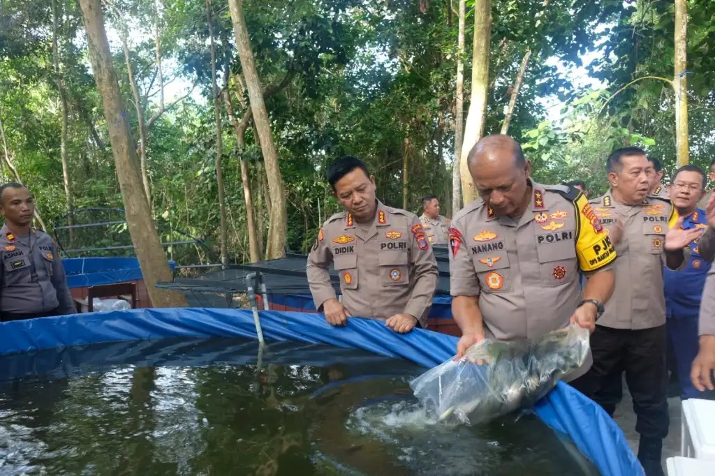 KETAHANAN PANGAN: Kapolda Kaltim Irjen Pol Nanang Avianto menyebar bibit ikan nila di sekitar markas Ditpamobvit.