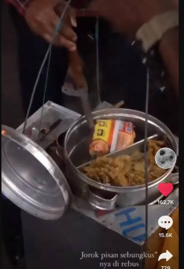 KATA DOKTER: Lagi viral masak mie instan dengan pembungkusnya. Awas bahaya penyakit kanker mengincar. (FOTO: IST)
