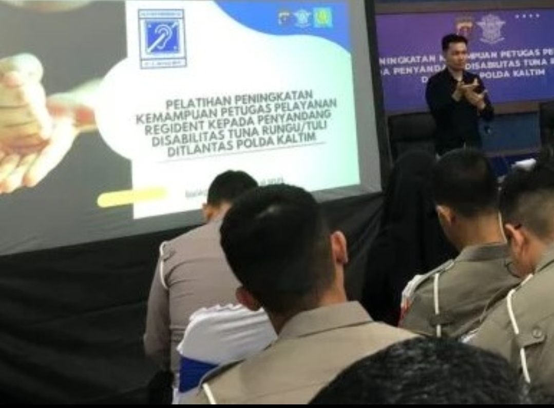 PELATIHAN: Personel lalu lintas, khususnya bidang pelayanan mendapatkan pelatihan bahasa isyarat belum lama ini di Ditlantas Polda Kaltim.