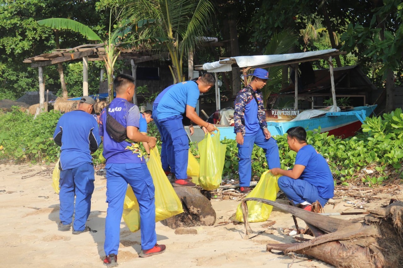 LINGKUNGAN : Personel gabungan bersama relawan dan masyarakat bersih-bersih sampah pantai di kawasan pesisir Balikpapan Selatan.