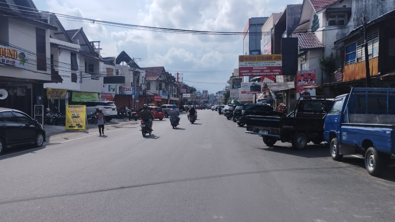 BERTAHAP: Jalan Panglima Batur di Kecamatan Samarinda Kota, akan diubah marka parkirnya menjadi marka lurus demi memaksimalkan kapasitas jalan. (DENNY SAPUTRA/KP)