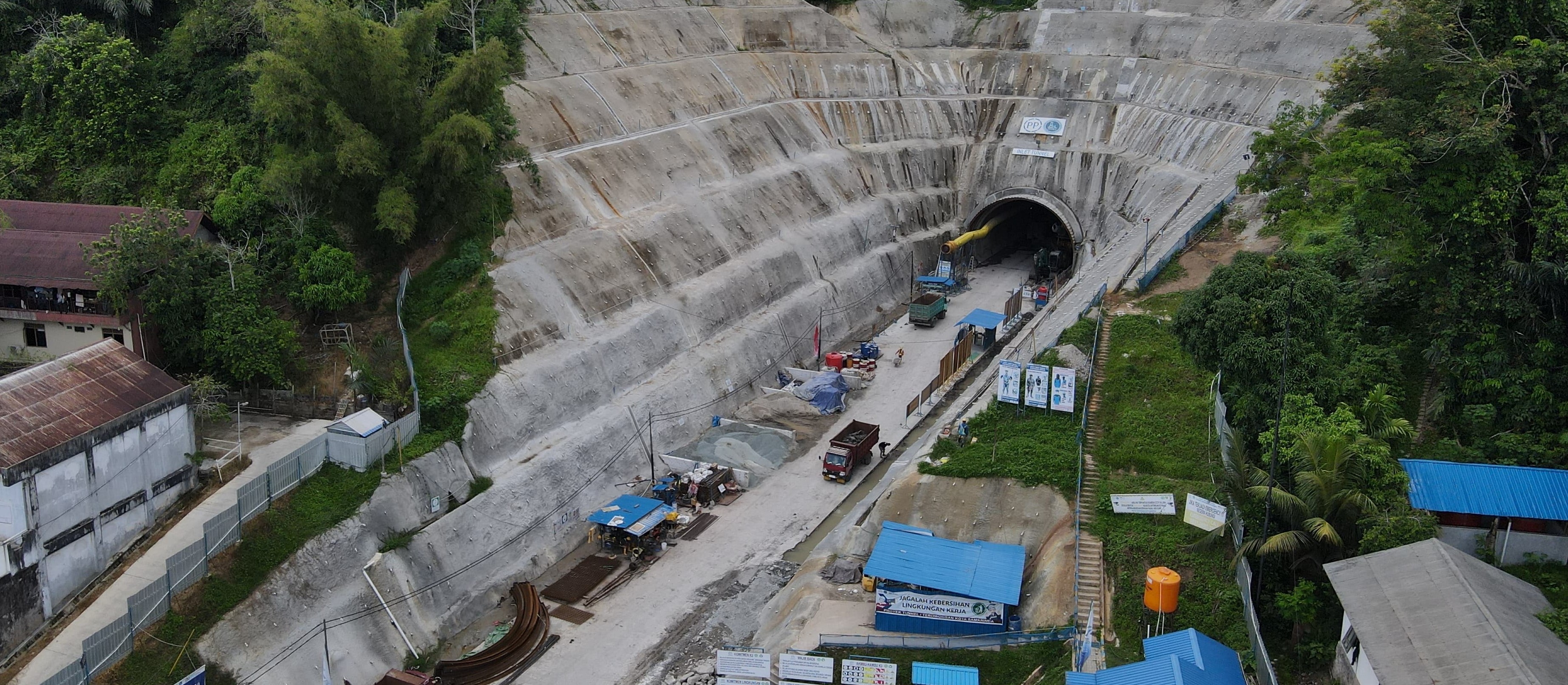 RAMA SIHOTANG/KP TERUS DIKERJAKAN: Kondisi terkini proyek pembangunan Terowongan Samarinda dari sisi inlet di Jalan Sultan Alimuddin kecamatan Samarinda Ilir, Jumat (8/11).
