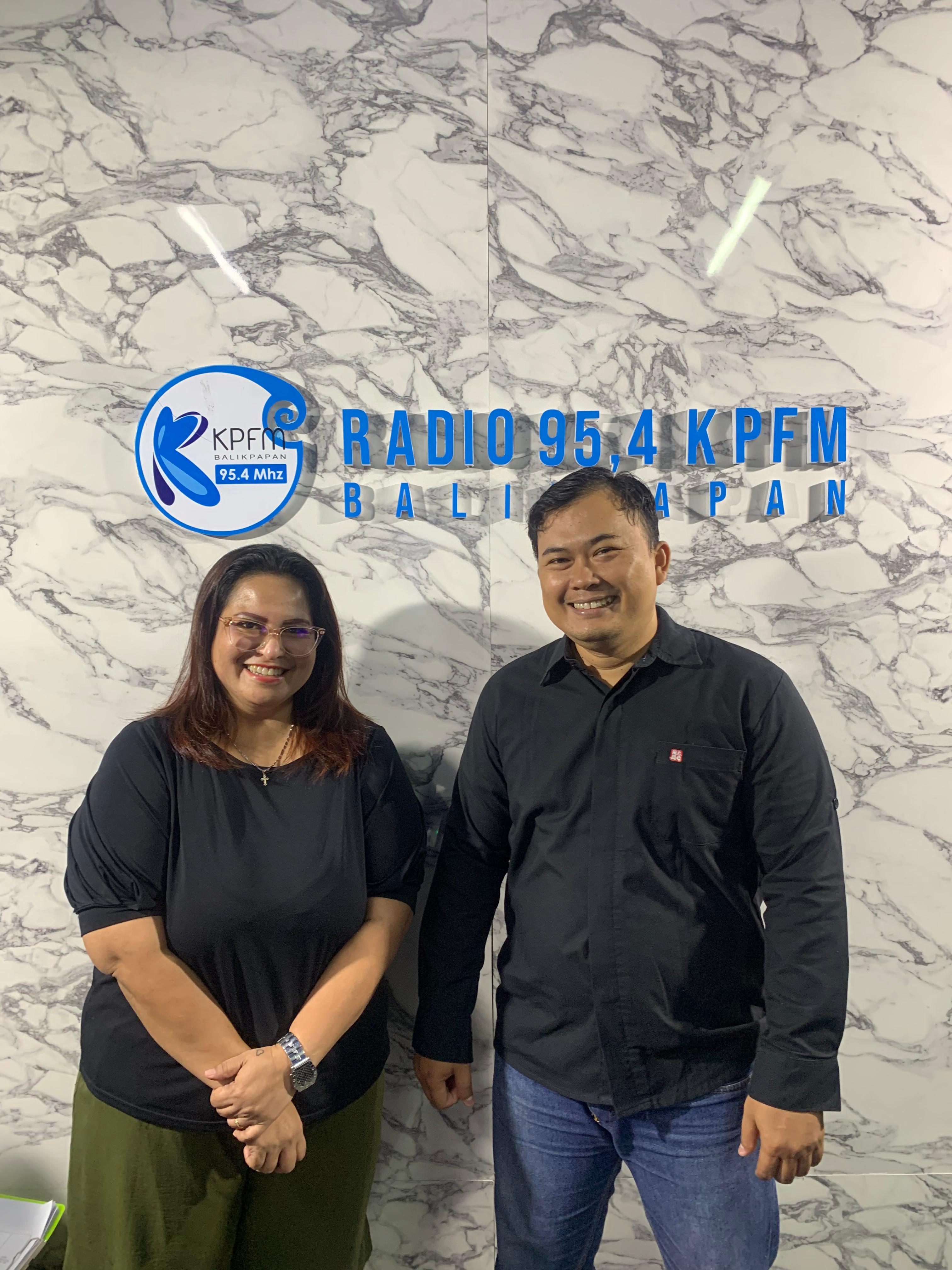 ADA YANG BARU: Samsul Arifin, Restaurant Manager Marugame Udon Balikpapan (kanan) usai program talkshow di radio KPFM Balikpapan, memperkenalkan menu baru.