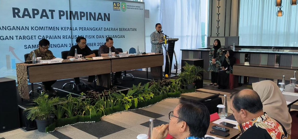 KEJAR TARGET: Pjs Bupati Kutim HM Agus Hari Kesuma saat memimpin rapat di Fugo Hotel Samarinda.