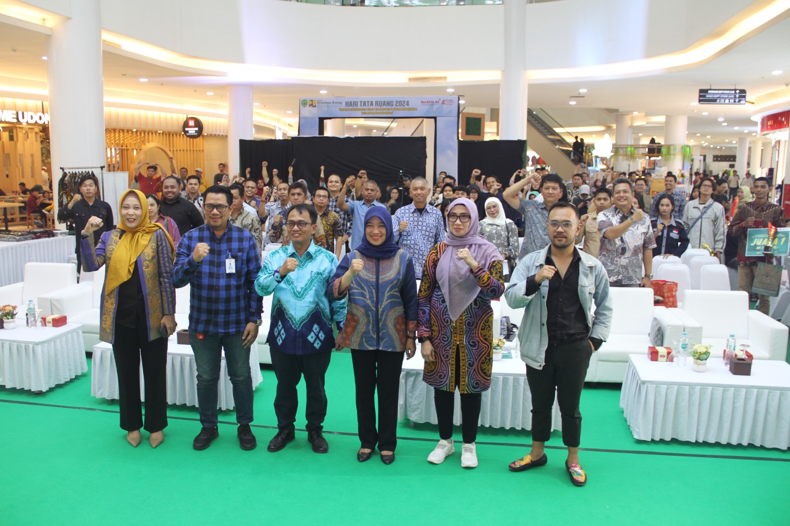 RAYAKAN HANTARU: Para pejabat Pemprov Kaltim dan jajaran Dinas PUPR dan Pera Kaltim bersama dewan juri dan tamu membersamai malam puncak Hantaru 2024.