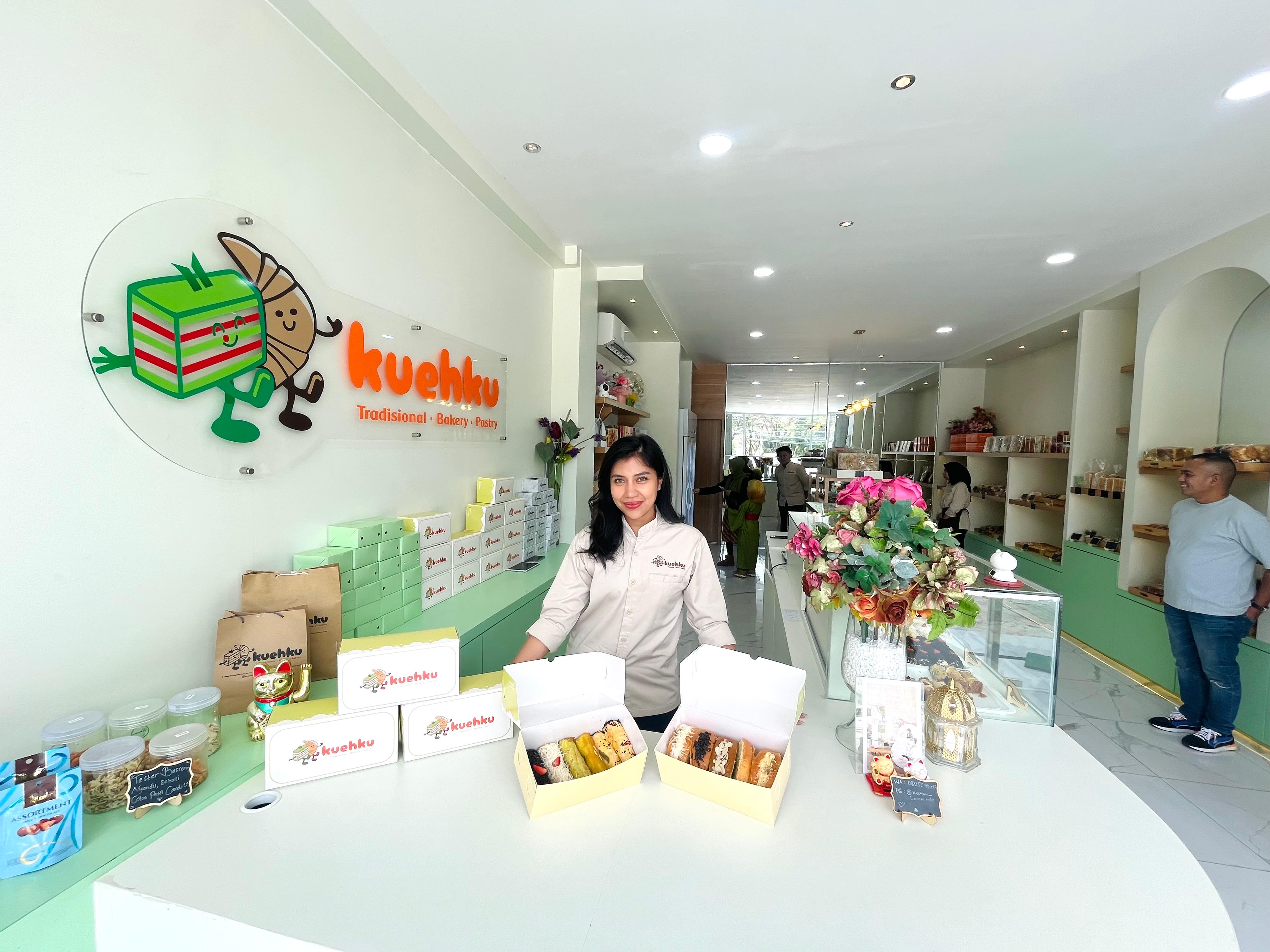 PRODUK TERBARU: Jangan lewatkan kue guling dan kue sisir bantal yang hadir sampai 12 November ada promo diskon 10 persen untuk pembelian produk anyar dari Kuehku Samarinda. (FOTO: NASYA)