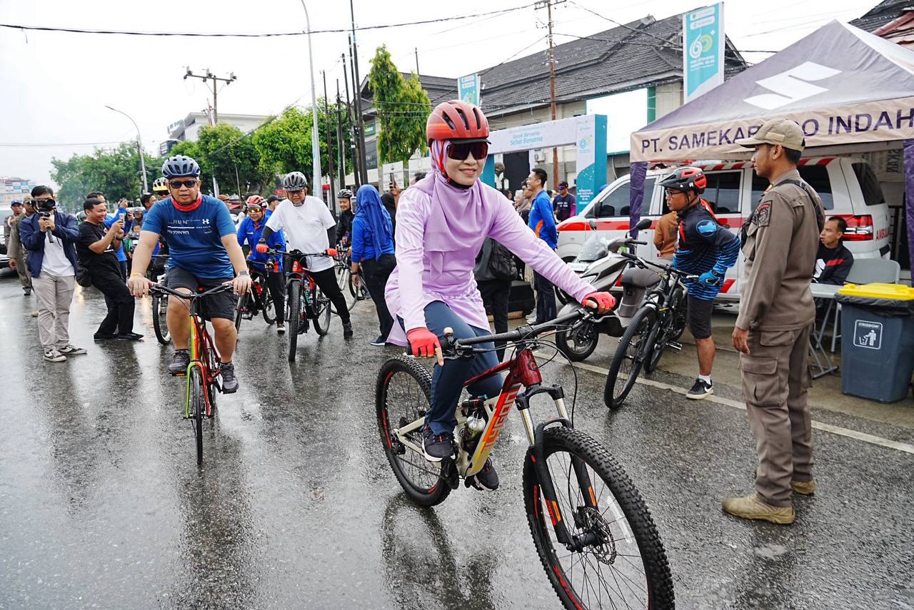 Sekprov Kaltim Sri Wahyuni ikut memeriahkan HKN Ke-60 dengan mengikuti gowes bersama warga Samarinda.